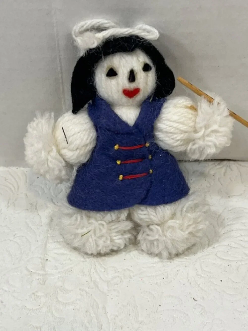 VTG Handmade White Looped Yarn Snowman Christmas Ornament Felt Clothing 4.25